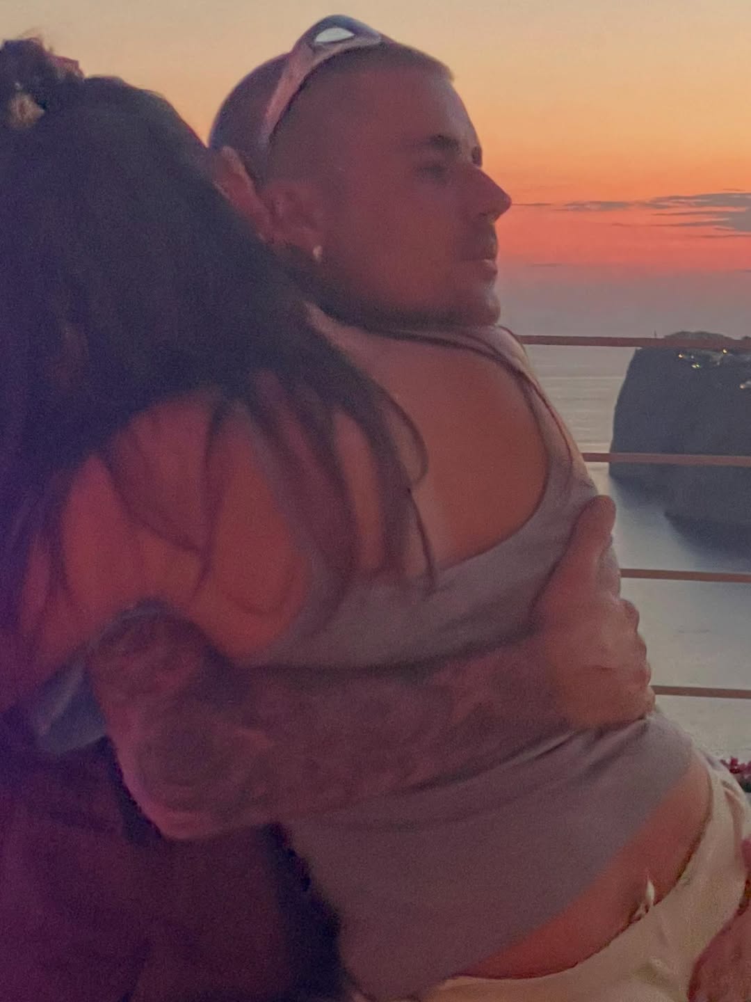 4 bức ảnh Justin Bieber ôm ấp 1 người phụ nữ khiến netizen hoang mang tột độ- Ảnh 4.