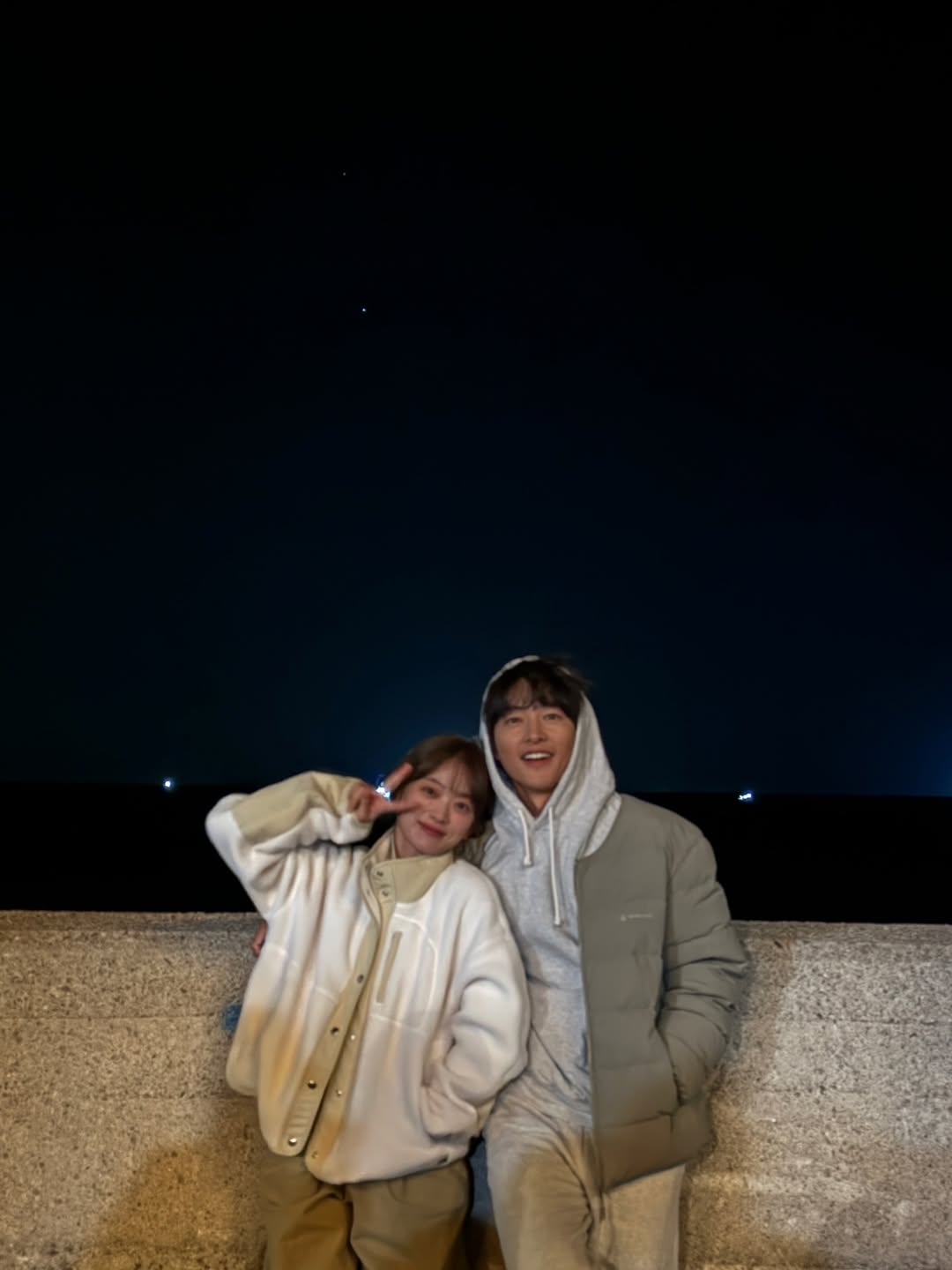 Song Joong Ki bất ngờ đăng ảnh thân mật bên