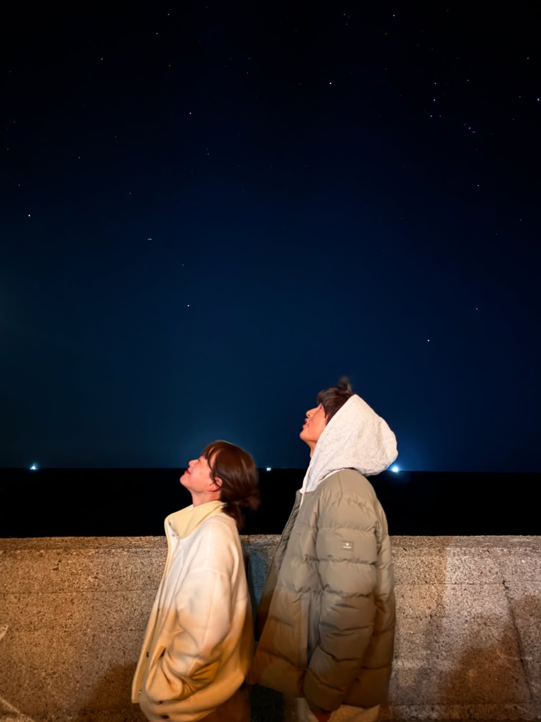 Song Joong Ki bất ngờ đăng ảnh thân mật bên