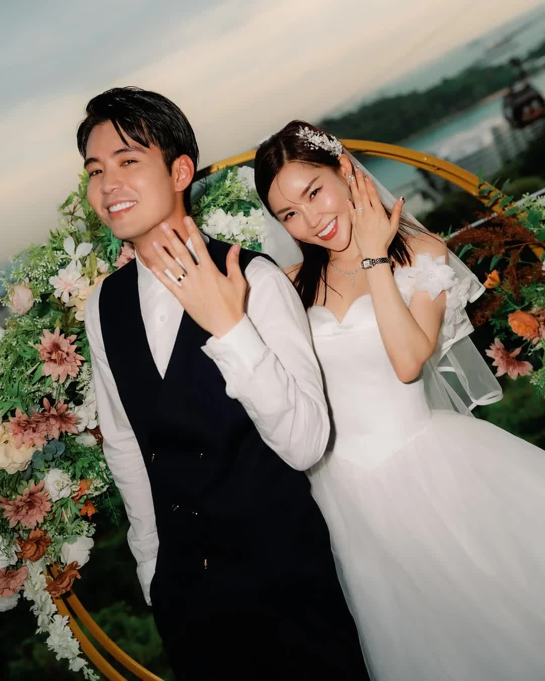 Cặp đôi diễn viên - ca sĩ chính thức kết hôn sau 10 năm yêu, quyết định thay đổi 180 độ chỉ sau 1 cuộc gặp gỡ với gia đình- Ảnh 1.