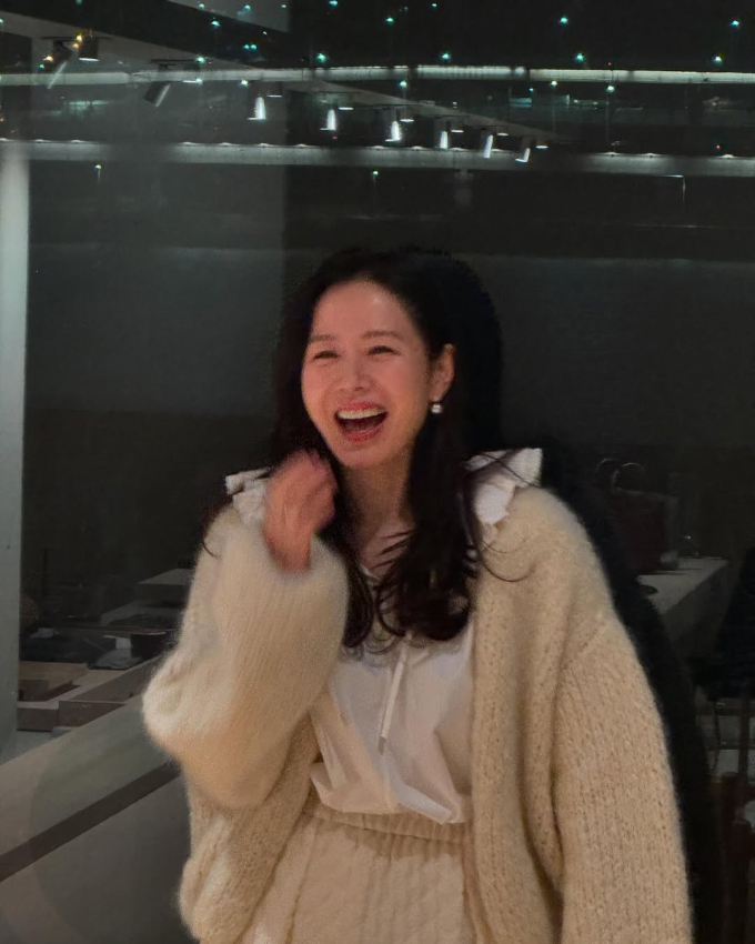 "Mẹ 1 con" Son Ye Jin tự tin khoe nhan sắc thật ở tuổi 43 trước "cam thường", vẻ ngoài ra sao mà gây bão MXH? snapinstaapp474656244184828758760443398373791359158846594n1080 0823 1737696588131 1737696588202947870473 1737706846073 17377068462081405713578