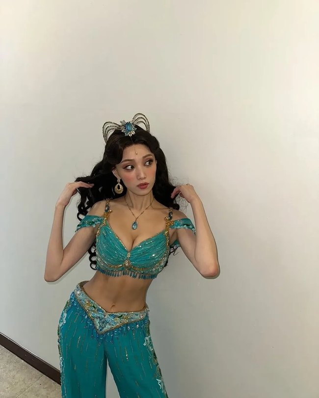 "Công chúa Jasmine" Hàn Quốc khiến triệu người mê mẩn: Nhan sắc đẹp ngỡ ngàng, body bốc lửa càng ngắm càng mê snapinstapp482913785183471974141472113118440534669519398n1080 17416002254982035415199 1741620221964 1741620222068893891957