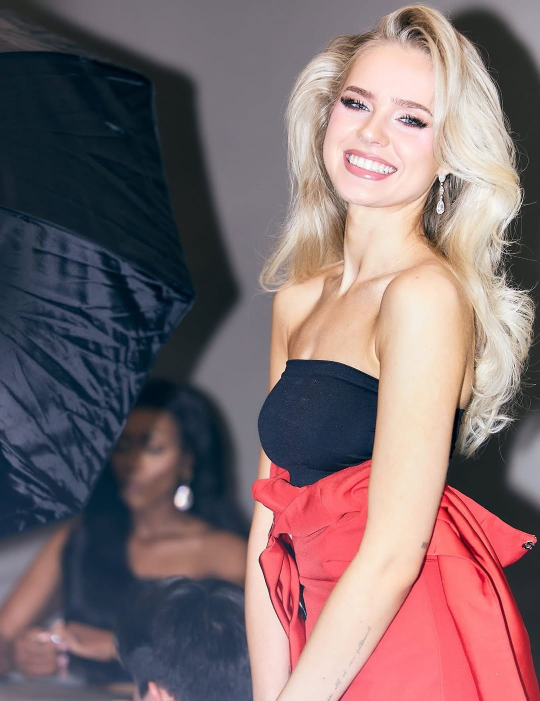 Thí sinh Hoa hậu Hoàn vũ cấp cứu- Ảnh 2. Thí sinh Hoa hậu Hoàn vũ cấp cứu- Ảnh 2.