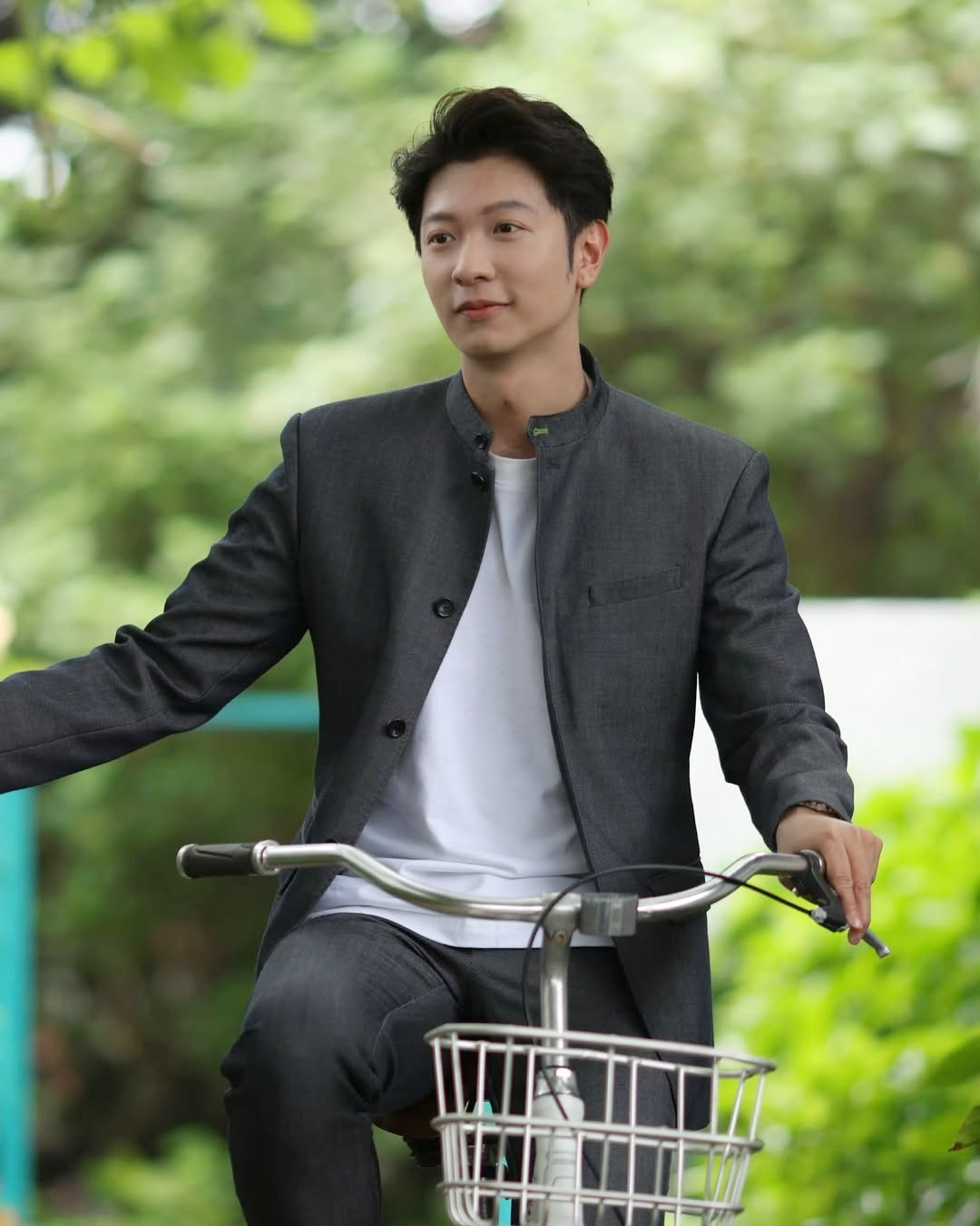 "Nam vương tiêu tiền như rác" giờ thê thảm đến nỗi phải đi phụ hồ, bê gạch xách vữa mưu sinh snapinstato468985440183661352321388788804013438560041309n 1761539614624750960490 1761549515688 17615495162661609464845