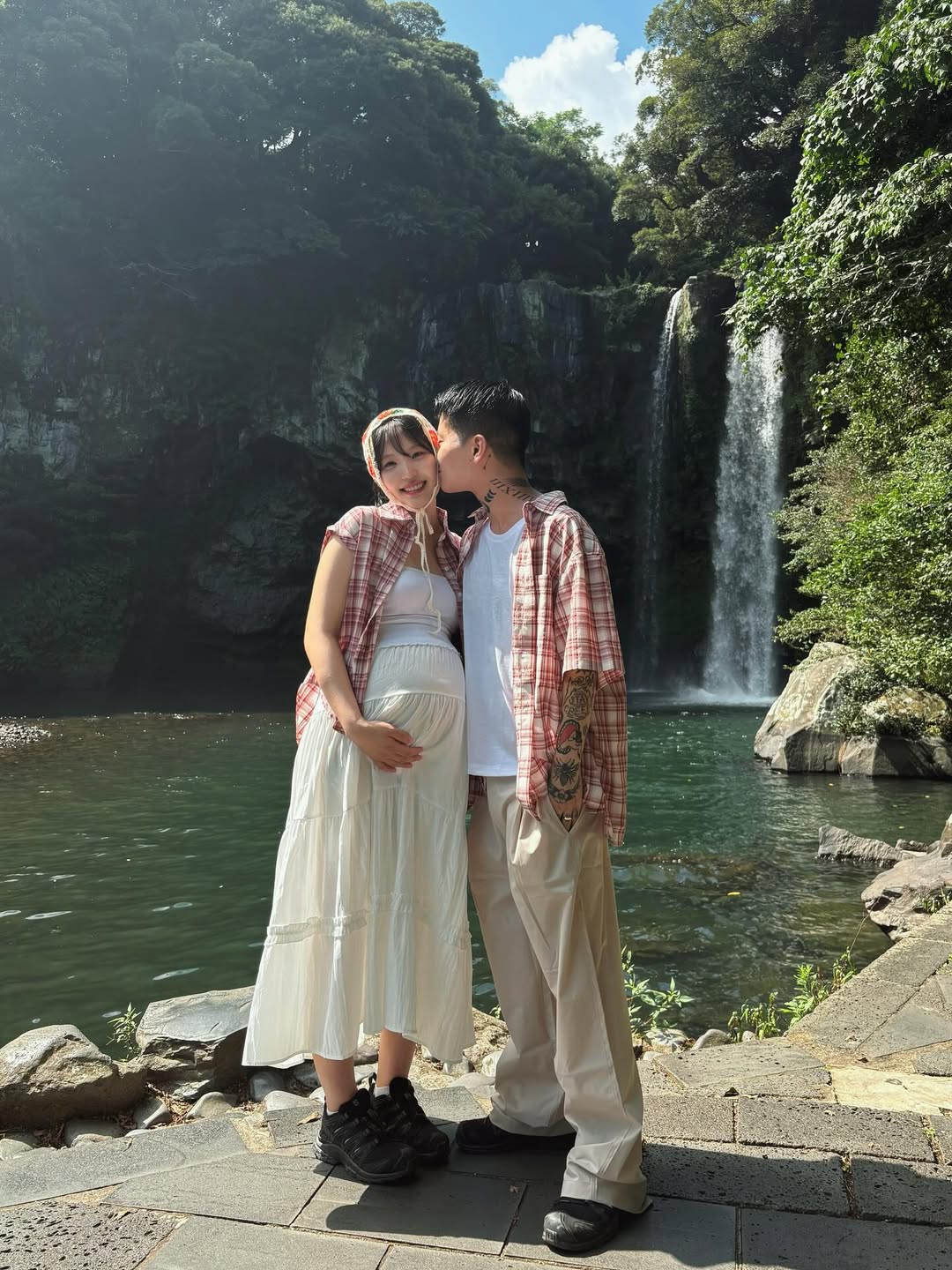 Nữ ca sĩ 20 tuổi hạ sinh cặp sinh đôi, bé phải thở máy gấp- Ảnh 4.