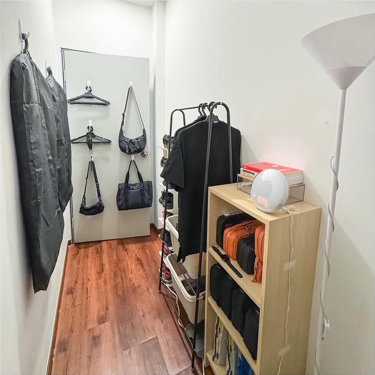 snapinstato553646394183623724521586977958190372917907370n-1762483277388-1762483277778284283723 "Căn nhà" 4,2 mét vuông, 7 bộ quần áo: Cuộc sống khó tin của 2 vợ chồng bác sĩ snapinstato553646394183623724521586977958190372917907370n 1762483277388 1762483277778284283723