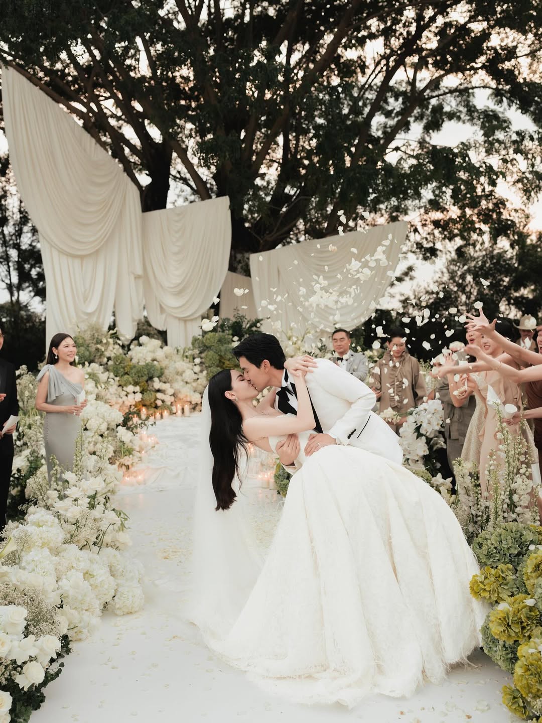 Ngắm đám cưới của