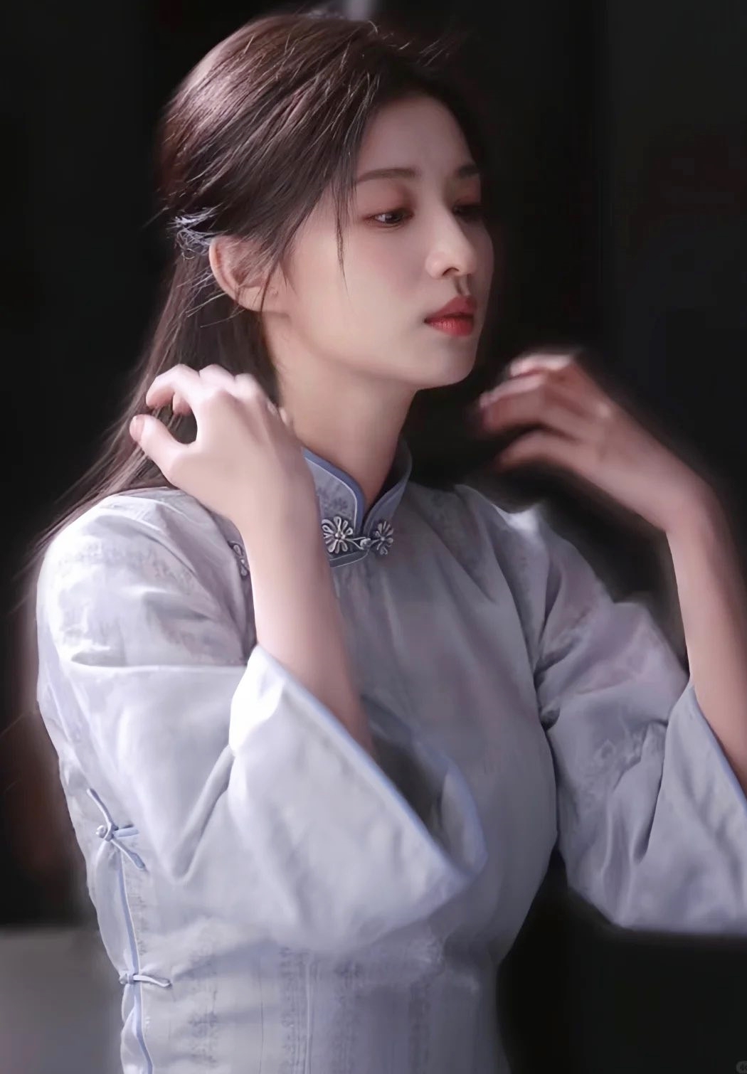 Mỹ nhân mặc sườn xám đẹp chấn động cõi mạng: Bóng lưng quyến rũ mê hồn, một cái ngoảnh đầu nhung nhớ ngàn năm- Ảnh 2. Mỹ nhân mặc sườn xám đẹp chấn động cõi mạng: Bóng lưng quyến rũ mê hồn, một cái ngoảnh đầu nhung nhớ ngàn năm- Ảnh 2.