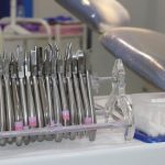 Bác sỹ già mắt kém nhổ răng khôn cho cô gái khâu nhầm lưỡi vào nướu sohu 21280530 1748927071541 1748927071757776934793 4 0 454 720 crop 17489270856541771014702jpg