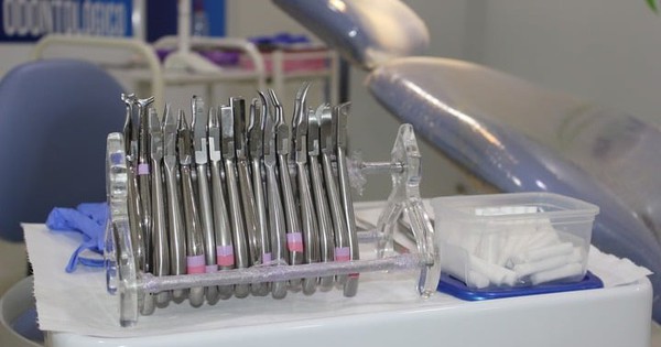 Bác sỹ già mắt kém nhổ răng khôn cho cô gái khâu nhầm lưỡi vào nướu sohu 21280530 1748927071541 1748927071757776934793 4 0 454 720 crop 17489270856541771014702jpg