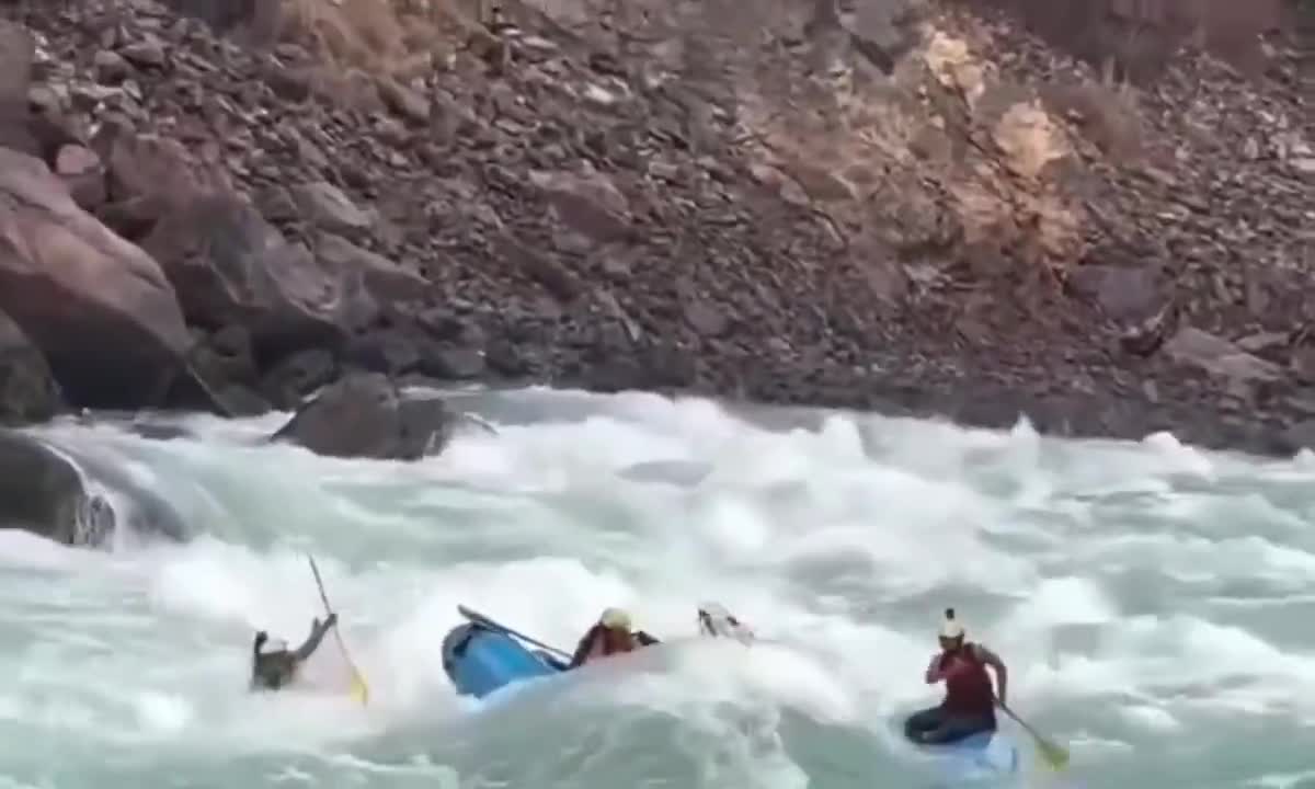 Du khách bị rơi xuống nước khi tham gia du lịch mạo hiểm trên sông Hằng.