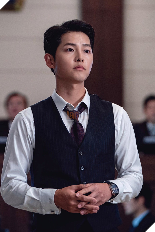 Song Joong Ki sở hữu thu nhập khủng nhờ từ việc đóng phim ảnh, làm gương mặt đại diện cho hàng loạt thương hiệu xa xỉ cũng như kinh doanh bất động sản hạng sang.
