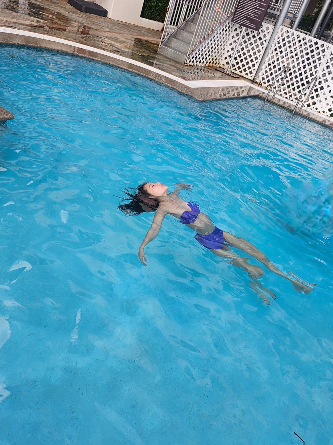 Phát hoảng ca sĩ đình đám diện bikini, khoe thân hình mỏng như tờ giấy- Ảnh 3. Phát hoảng ca sĩ đình đám diện bikini, khoe thân hình mỏng như tờ giấy- Ảnh 3.