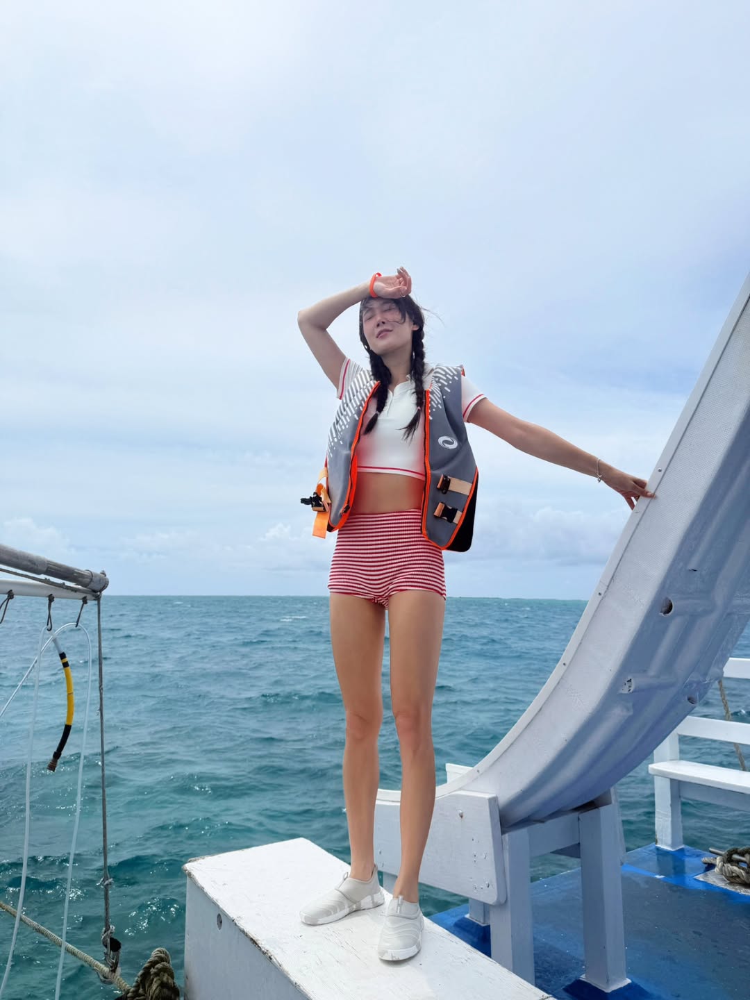 Phát hoảng ca sĩ đình đám diện bikini, khoe thân hình mỏng như tờ giấy- Ảnh 2. Phát hoảng ca sĩ đình đám diện bikini, khoe thân hình mỏng như tờ giấy- Ảnh 2.