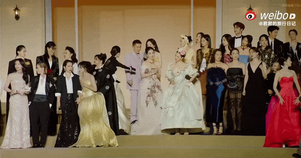 Mỹ nhân bị đánh vì dám đứng chắn ống kính của Lưu Diệc Phi spbohoang ezgifcom optimize 17615535629611706483256 0 0 314 600 crop 17615536426201000453196gifpng