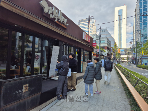 Quán gà rán bình dân “đổi đời” sau bữa nhậu của 3 tỷ phú công nghệ: Dân Hàn nườm nượp xếp hàng