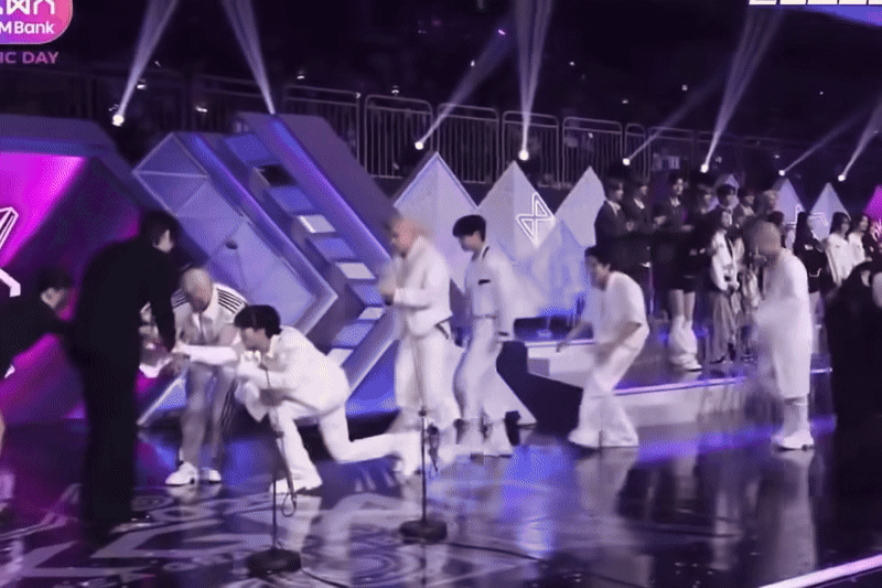 Động thái gây bão của dàn mỹ nam hot nhất showbiz ngay giữa sự kiện lớn- Ảnh 1.