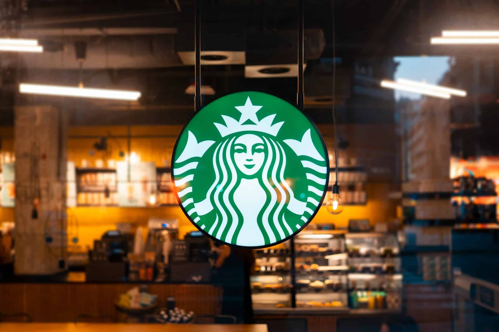 Starbucks vừa thông báo giảm giá mạnh hàng chục món trong menu: Vì sao lại có quyết định gây sốc này?- Ảnh 1.