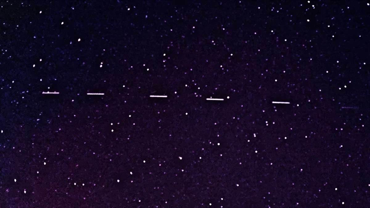 Vệ tinh bí ẩn của Elon Musk phát tín hiệu lạ khiến giới khoa học bối rối- Ảnh 1. Vệ tinh bí ẩn của Elon Musk phát tín hiệu lạ khiến giới khoa học bối rối- Ảnh 1.