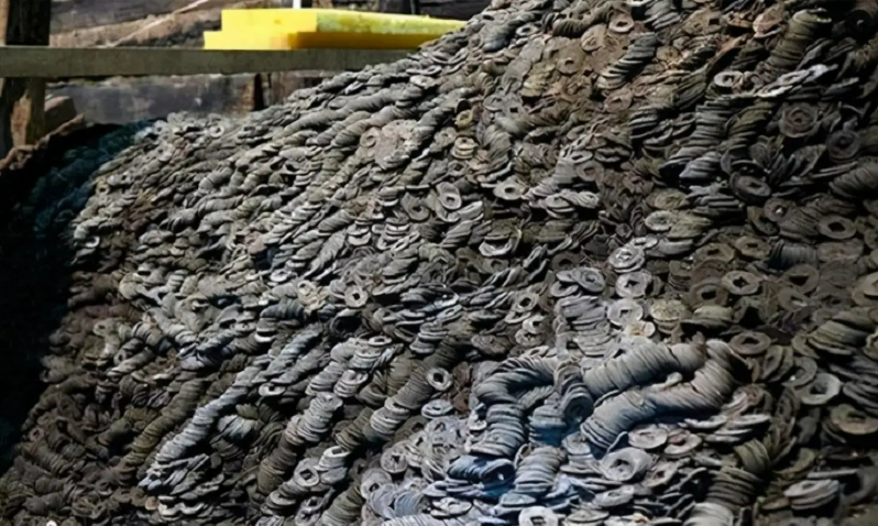 Khai thác đá trên núi, công nhân nổ mìn trúng