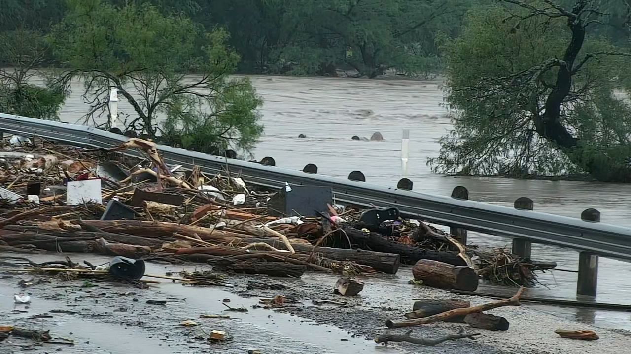Toàn cảnh trận lũ quét kinh hoàng ở Mỹ khiến ít nhất 13 người thiệt mạng, hơn 20 bé gái tại trại hè mất tích- Ảnh 6.
