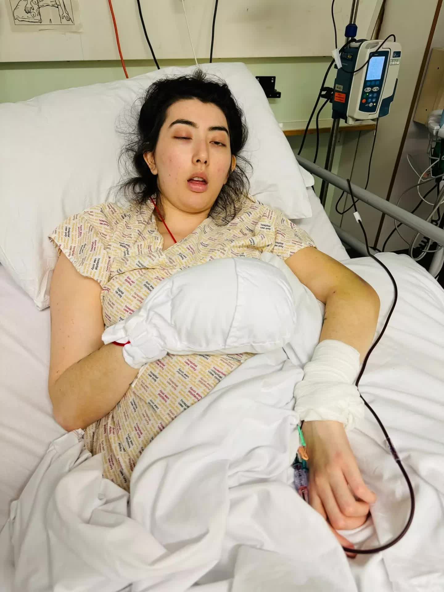 Tỉnh dậy sau cơn đột quỵ ở Thổ Nhĩ Kỳ, cô gái người Anh bất ngờ nói được giọng Thái Lan- Ảnh 2.