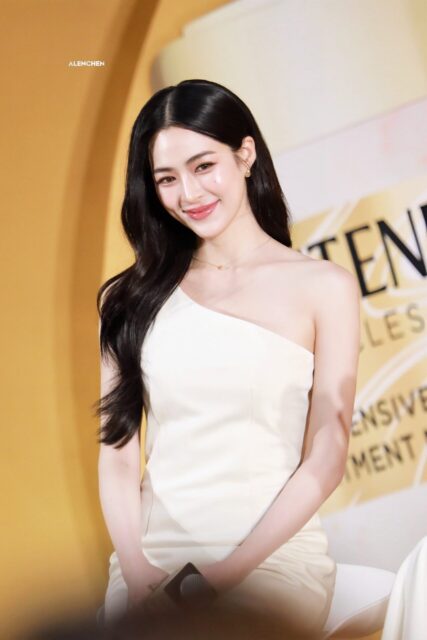 Mỹ nhân hất cẳng Jennie (BLACKPINK): Nữ thần bách hợp sắc vóc đẹp miễn chê, còn