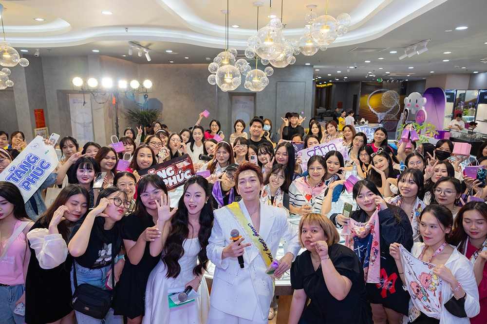 Đến tham dự sự kiện ra mắt, các bạn fan may mắn còn có cơ hội được giao lưu và nhận quà có chữ ký trực tiếp từ Tăng Phúc. Ảnh: STYLE by PNJ.