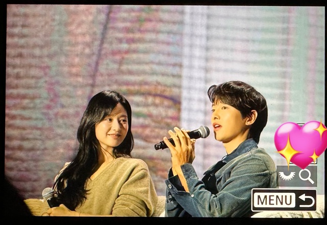 Song Joong Ki ôm sát rạt khiến Kim Ji Won rúm ró- Ảnh 6. Song Joong Ki ôm sát rạt khiến Kim Ji Won rúm ró- Ảnh 6.