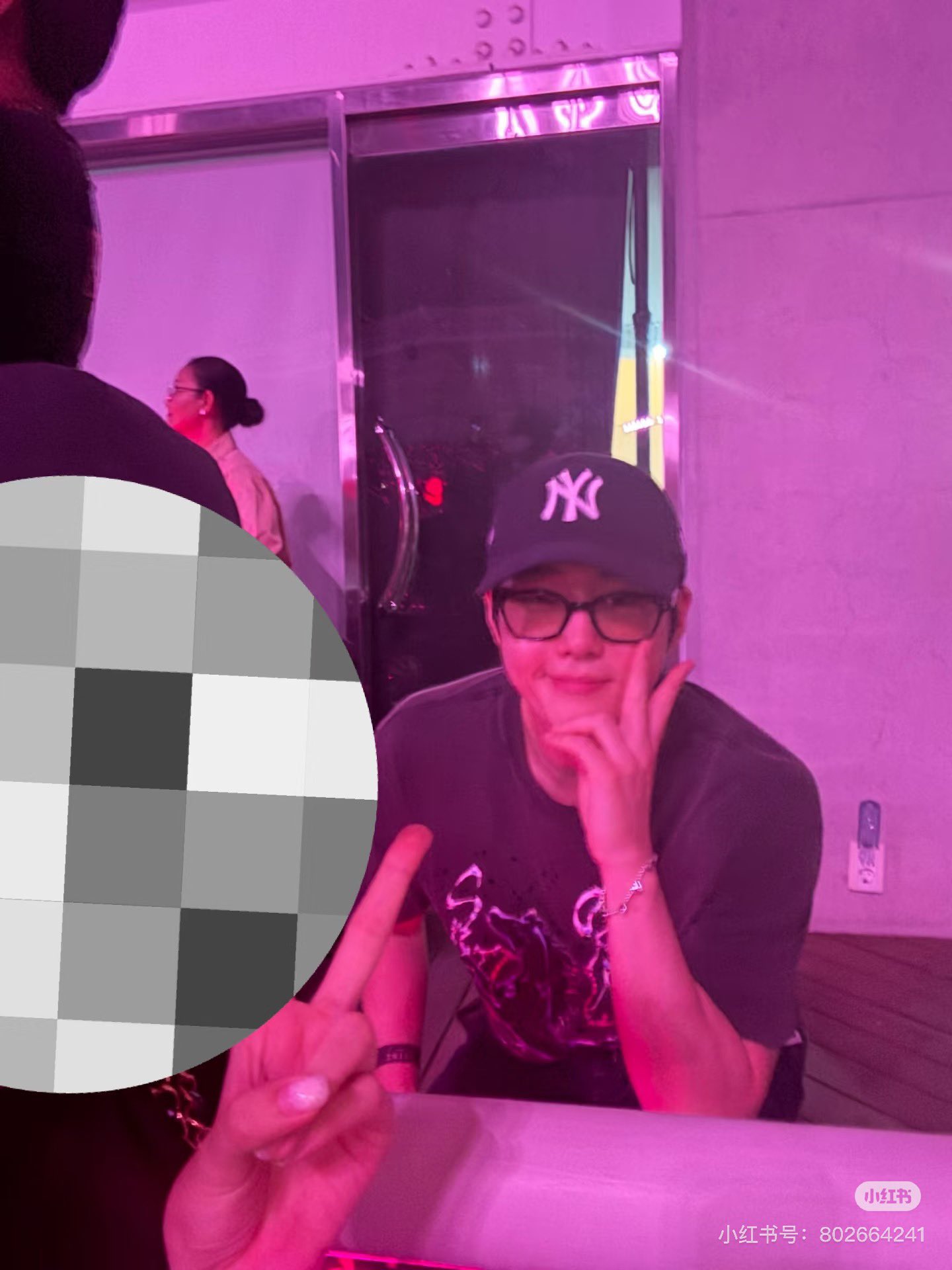 Dàn sao hot thi nhau đi concert BLACKPINK: Lee Min Ho siêu giản dị, dàn gái xinh NewJeans - BABYMONSTER gây sốt- Ảnh 2.