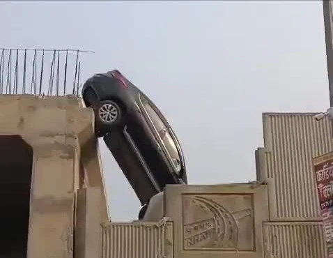 Suýt chết vì tin Google Maps: Ô tô chênh vênh trên cầu xây dở- Ảnh 1. Suýt chết vì tin Google Maps: Ô tô chênh vênh trên cầu xây dở- Ảnh 1.