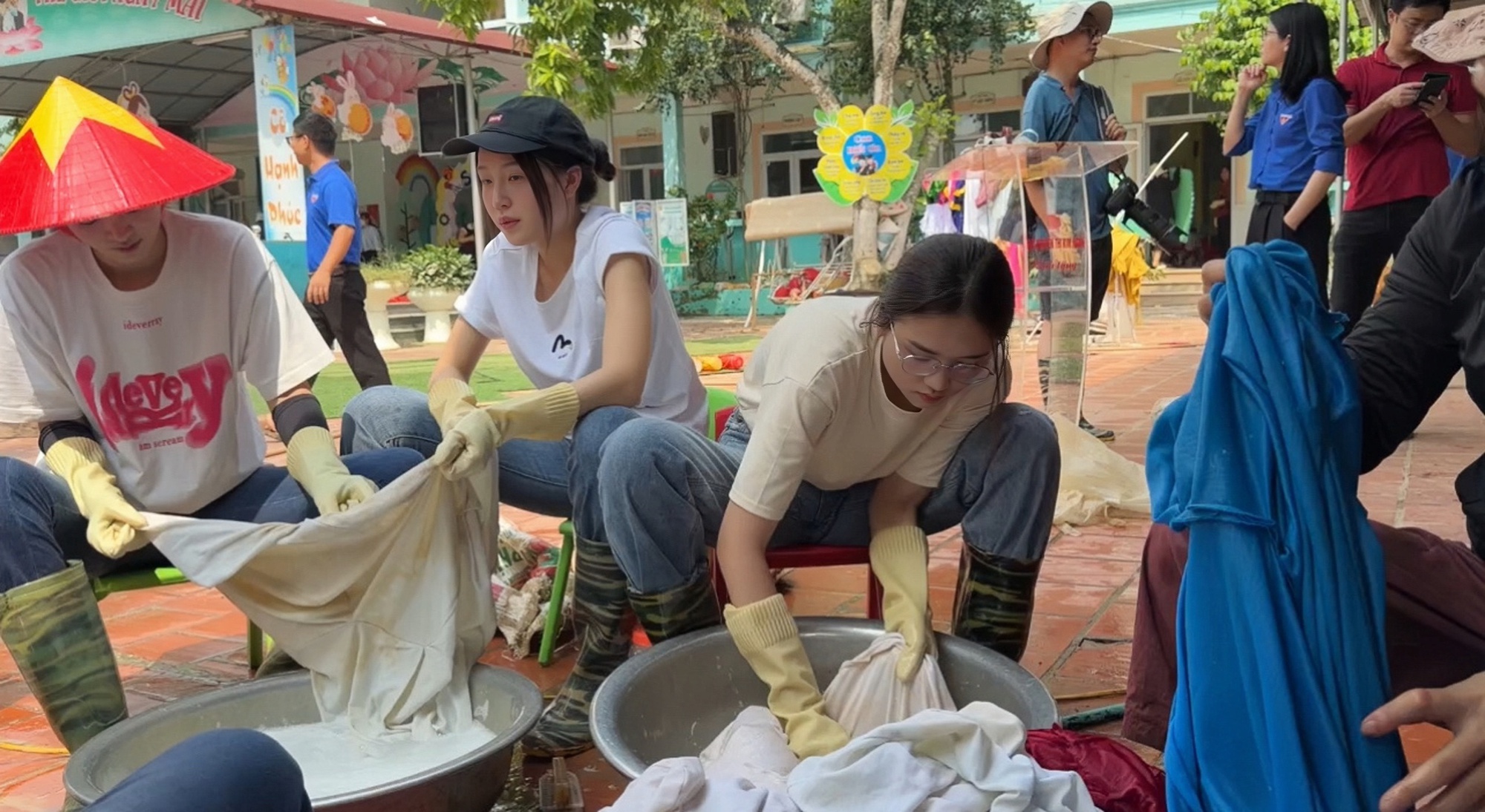 "Bà trùm hoa hậu" đưa hoa hậu, á hậu đi dọn rác, dẹp bùn sv 1 1760312374469740350890 1760319651590 17603196519561809661903