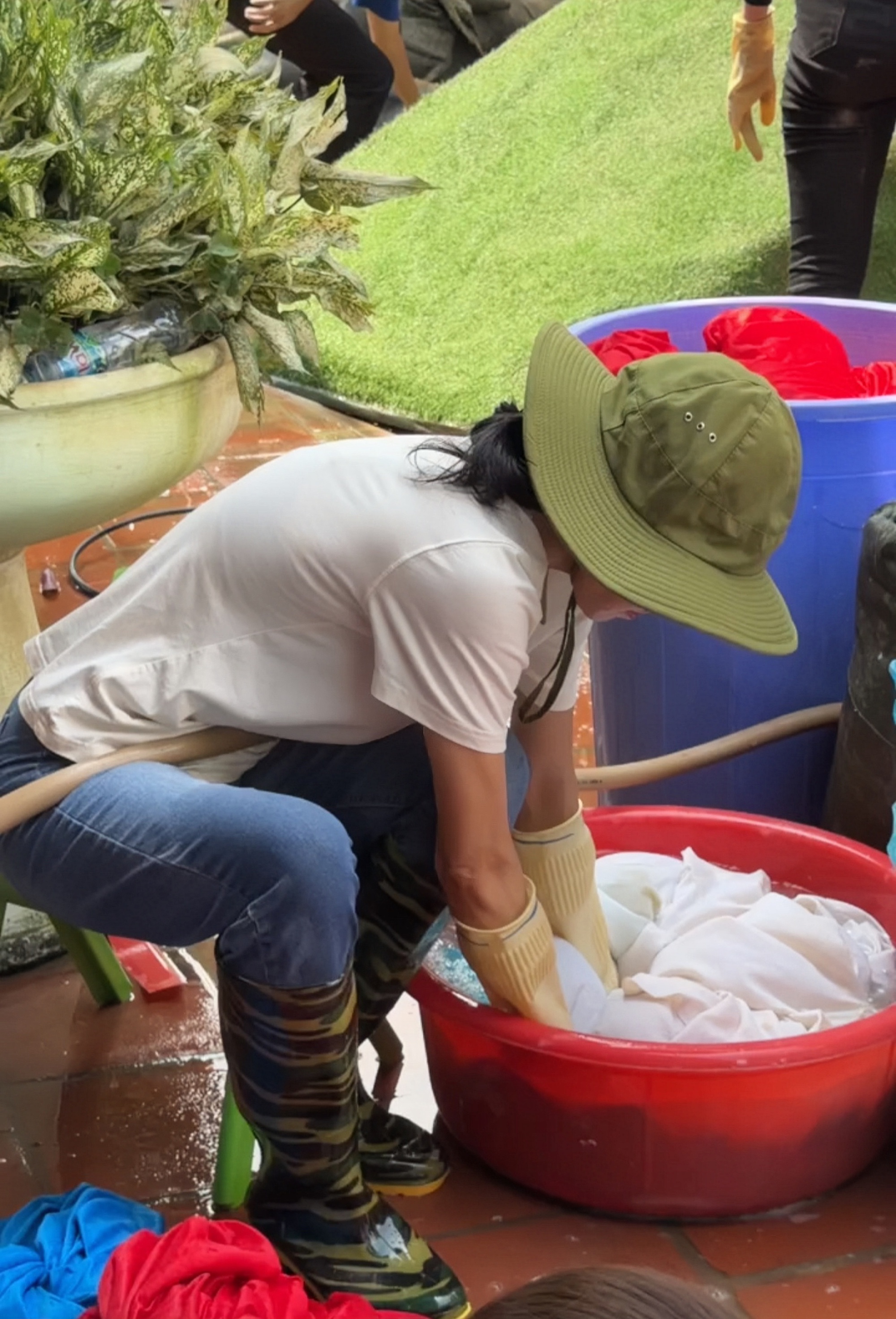 "Bà trùm hoa hậu" đưa hoa hậu, á hậu đi dọn rác, dẹp bùn sv 2 17603123745411631251475 1760319655056 17603196553731848973174