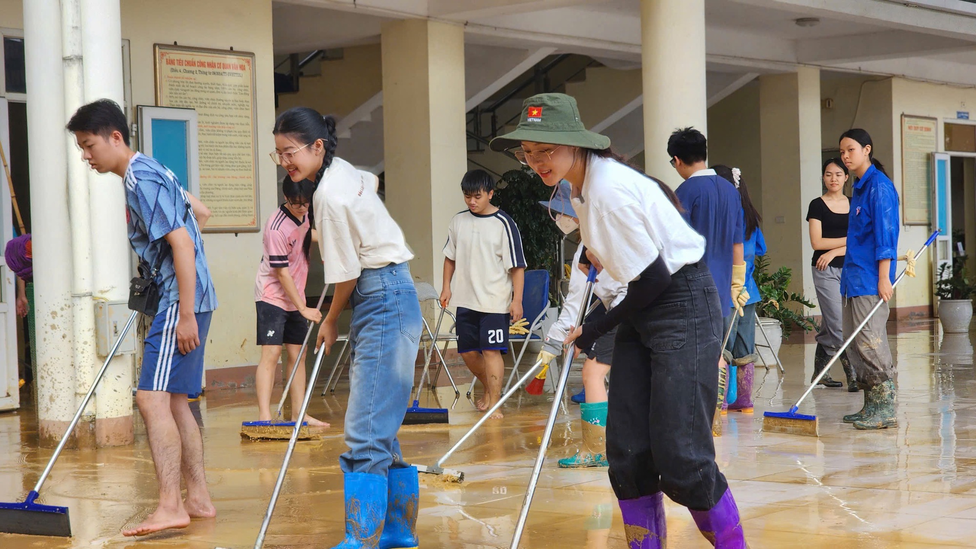 "Bà trùm hoa hậu" đưa hoa hậu, á hậu đi dọn rác, dẹp bùn sv 7 17603123748841799208450 1760319653437 17603196536771457944824