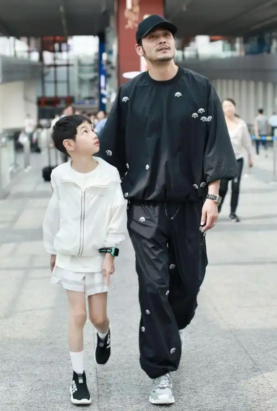 Đi diễn bao năm mới nổi tiếng, nam diễn viên này lại hủy hoại luôn hình ảnh vì cách nuôi dạy con hà khắc đến sợ!- Ảnh 2. Đi diễn bao năm mới nổi tiếng, nam diễn viên này lại hủy hoại luôn hình ảnh vì cách nuôi dạy con hà khắc đến sợ!- Ảnh 2.