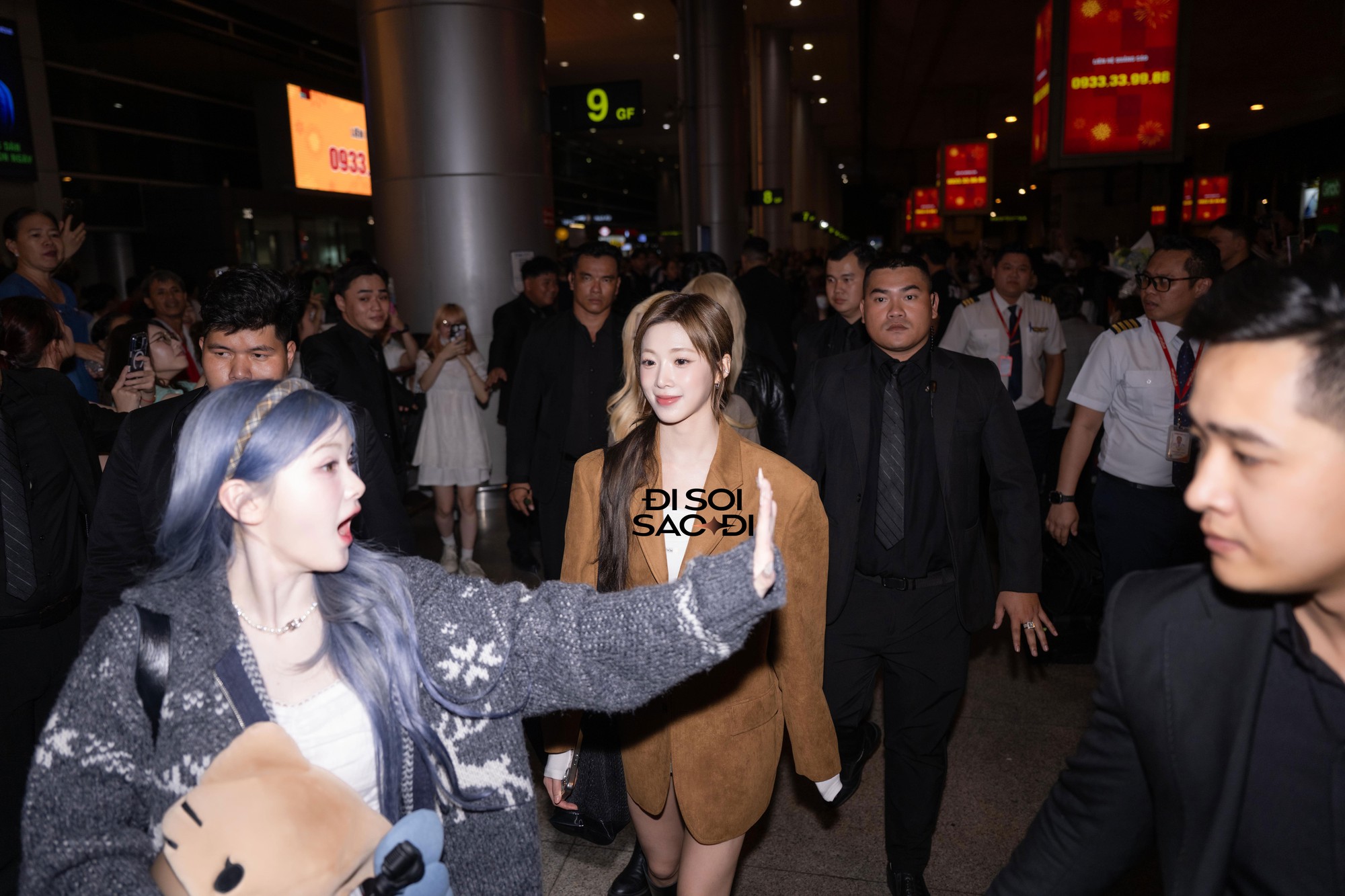 Dàn sao WATERBOMB đổ bộ Tân Sơn Nhất: Bi Rain kín đáo nhưng to cao ngời ngời, nữ idol gốc Việt lấn át