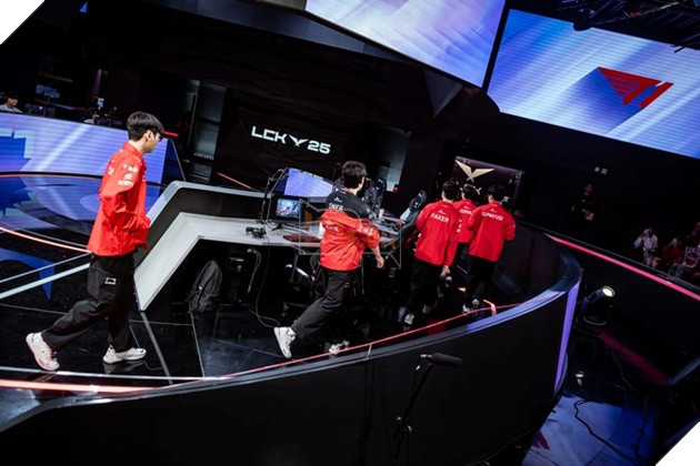 LMHT: Fan phát hiện một sự thật về đội hình chính của T1