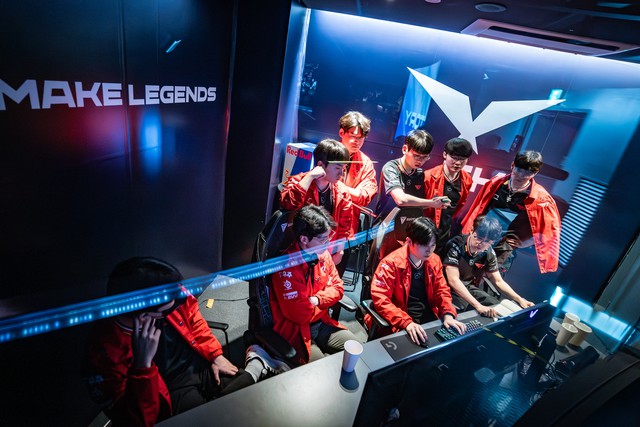 Drama hậu trường T1 bùng nổ, một hành động đơn giản khiến cả cộng đồng LMHT tranh cãi- Ảnh 1.