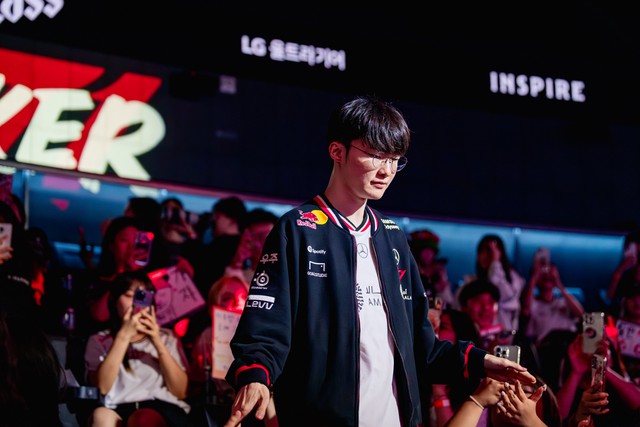 Faker trở thành tuyển thủ tham dự nhiều mùa CKTG nhất lịch sử LMHT với 10 lần