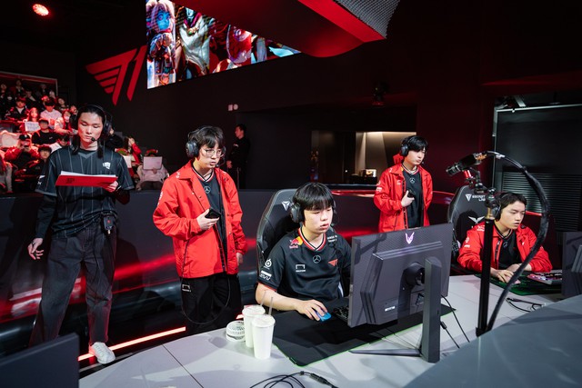 T1 tiếp tục màn T1 tiếp tục màn