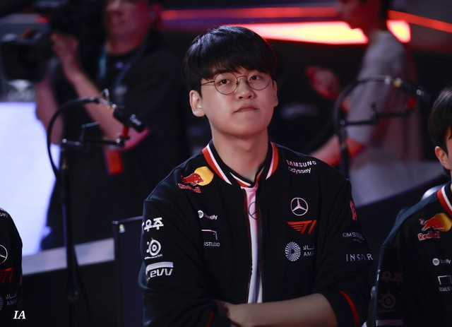 Gumayusi thừa nhận anh không thích lựa chọn này nhưng T1 cần chọn để có thể có lợi thế hoặc Gumayusi thừa nhận anh không thích lựa chọn này nhưng T1 cần chọn để có thể có lợi thế hoặc