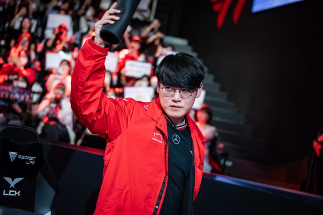 Tỏa sáng giúp T1 đi MSI, một siêu sao nhận