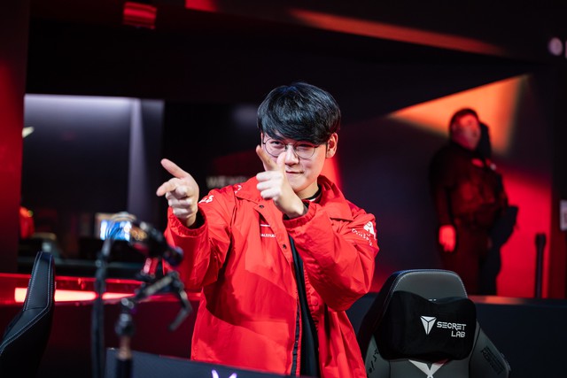 Tỏa sáng giúp T1 đi MSI, một siêu sao nhận