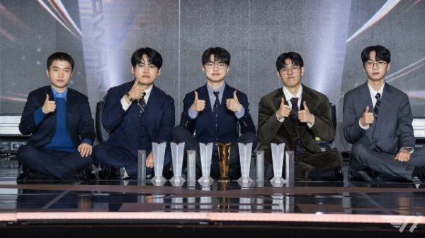 T1 kí kết với công ty giải trí, định hướng phát triển tuyển thủ “idol” 27 T1 kí kết với công ty giải trí, định hướng phát triển tuyển thủ “idol” t1 hop tac cong ty idol 2jpg