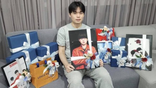 T1 nhận quà cho Smash và Faker từ hội anti Gumayusi khiến nhiều fan bức xúc t1 smash nhan qua 3jpg