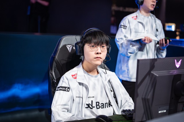 Teddy đã một lần nữa bị đàn em từ đội Challengers Teddy đã một lần nữa bị đàn em từ đội Challengers