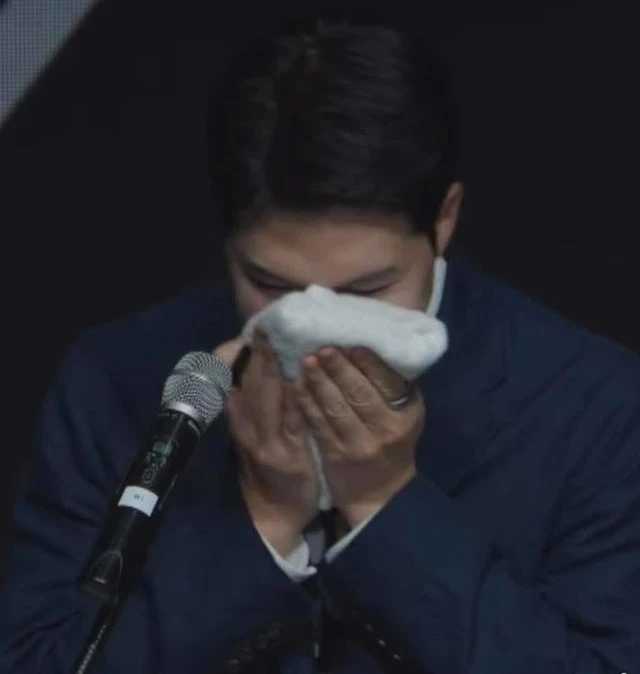 Phía Zeus tiếp tục có động thái khó hiểu xoay quanh drama với T1- Ảnh 1. Phía Zeus tiếp tục có động thái khó hiểu xoay quanh drama với T1- Ảnh 1.