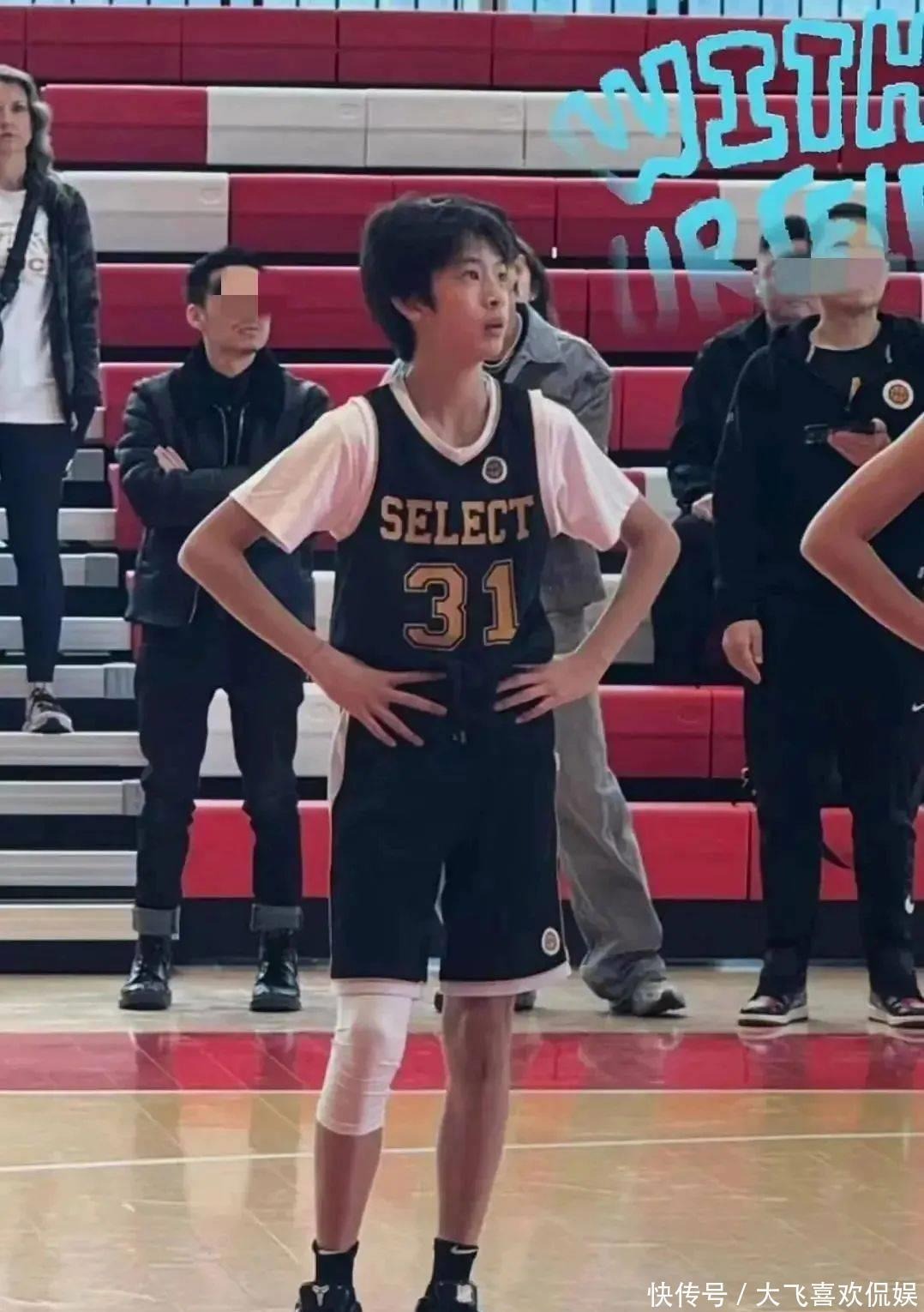 Quý tử nhà Đặng Siêu – Tôn Lệ: Sở hữu toàn nét đẹp của mẹ, mới 14 tuổi đã cao gần 1m80, hứa hẹn là mỹ nam thế hệ mới- Ảnh 2.