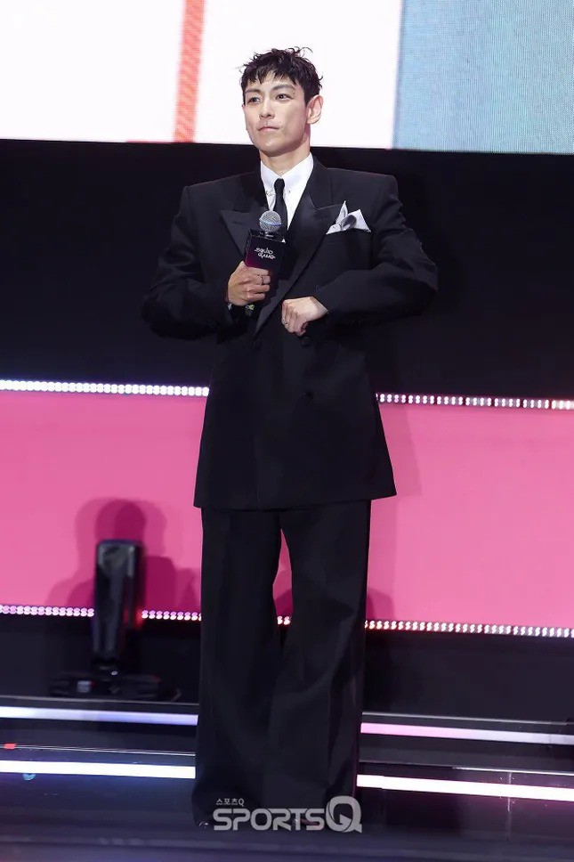 T.O.P sụt cân hốc hác, lần đầu lộ diện trước truyền thông Hàn sau 8 năm bê bối - 3