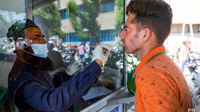 Hai biến thể nào đứng sau làn sóng COVID-19 hiện nay ở châu Á?- Ảnh 1.